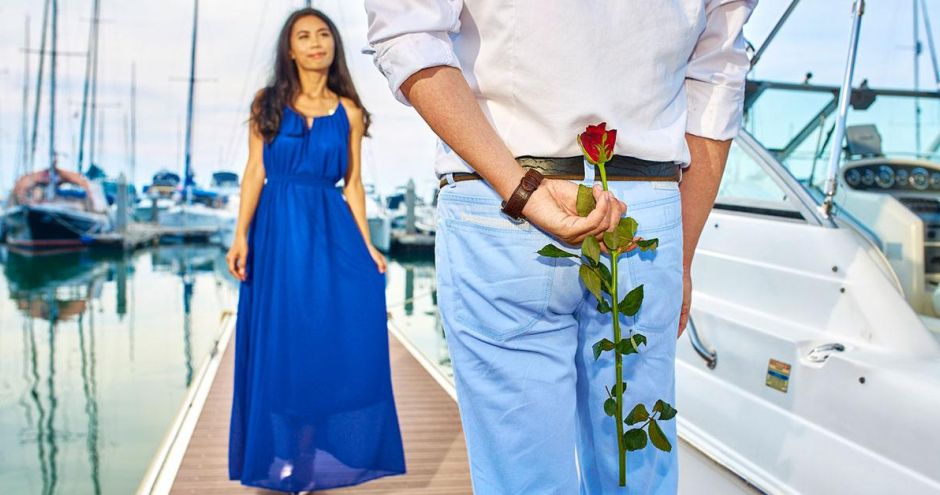 Sorprende a tu pareja con una escapada en barco en Ibiza