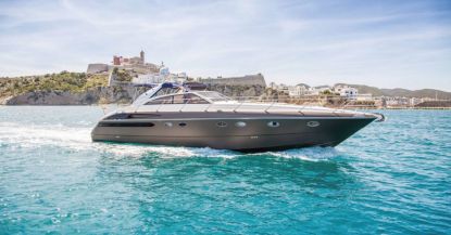 6 reasons to rent your boat in Ibiza with a skipper