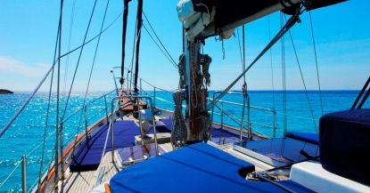Navegar a vela en Ibiza: descubre la experiencia este verano